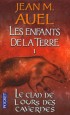 Les enfants de la Terre T1  - Le clan de l'ours des cavernes - 	  En Europe, il y a environ 35 000 ans. Ayla, 5 ans, perd ses parents dans un tremblement de terre et est recueillie par une tribu moins volue que la sienne...- AUEL JEAN M.  - Roman histor