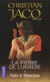 La Pierre de Lumière T1 - Néfer le Silencieux -  Dans une cité interdite de la Haute-Égypte vit une poignée d'artisans chargés de creuser et de décorer les tombes de la Vallée des Rois. - Christian Jacq - Roman historique, Egypte - Jacq Christian - Libristo