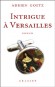 Intrigue à Versailles - Pénélope est nommée au château de Versailles. Dès son arrivée, elle découvre un cadavre, un Chinois et un meuble en trop - Adrien Goetz - Roman - Adrien Goetz