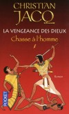 La vengeance des dieux T1 - Chasse à l'homme -  Le jour s'est levé depuis longtemps sur le Royaume du soleil. Et Kel, le jeune scribe, s'éveille à peine. - Christian Jacq - Roman historique, Egypte - Jacq Christian - Libristo