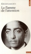 La flamme de l'attention -  Krishnamurti (1896-1986) parcourt la planète durant soixante ans en donnant des causeries à de vastes auditoires. -  Par Jiddu Krishnamurti  - Sciences humaines, religions orientales - Krishnamurti J. - Libristo