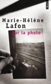  Sur la photo   -   Un roman sur l'absence, l'enfance qui dure toujours et l'impossibilité d'être.  - Marie-Hélène Lafon  -  Roman - Lafon Marie-helene - Libristo