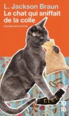 Le chat qui sniffait de la colle  -  Au pays d'En-Haut, Jim Qwilleran, prêt à savourer une vie paisible de grand luxe, s'est trouvé une nouvelle occupation : le théâtre.  -  Lilian Jackson Braun  -  Policier - Jackson Braun lilian - Libristo