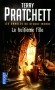 Les annales du disque-monde  - T03  - La huitième fille - 	  Voici l'histoire d'Eskarina, huitième fille d'un huitième fils, à qui sont promis les pouvoirs d'un mage. - Terry Pratchett -  Fantastique