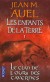 Les enfants de la Terre T1  - Le clan de l'ours des cavernes - 	  En Europe, il y a environ 35 000 ans. Ayla, 5 ans, perd ses parents dans un tremblement de terre et est recueillie par une tribu moins évoluée que la sienne...- AUEL JEAN M.  - Roman histor - Auel Jean M