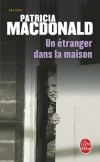 Un étranger dans la maison - Paul, un enfant de quatre ans est enlevé dans le jardin de ses parents près de New York.- Par Patricia MacDonald - Policier - MacDONALD Patricia - Libristo